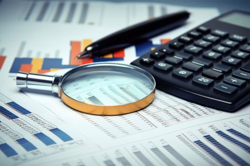 Foto: Lupe, Taschenrechner und Kugelschreiber